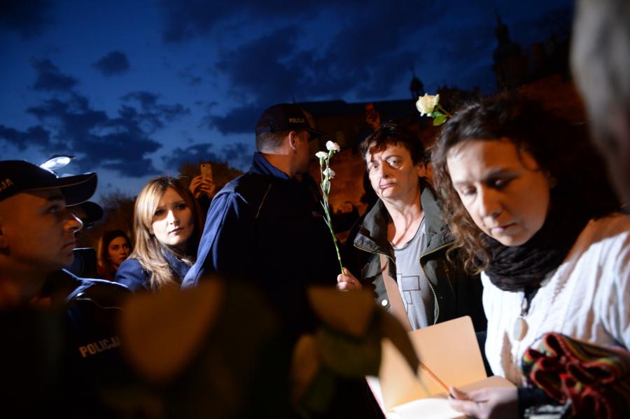 Policja na drodze uczestników zgromadzenia zorganizowanego przez stowarzyszenie Obywatele RP