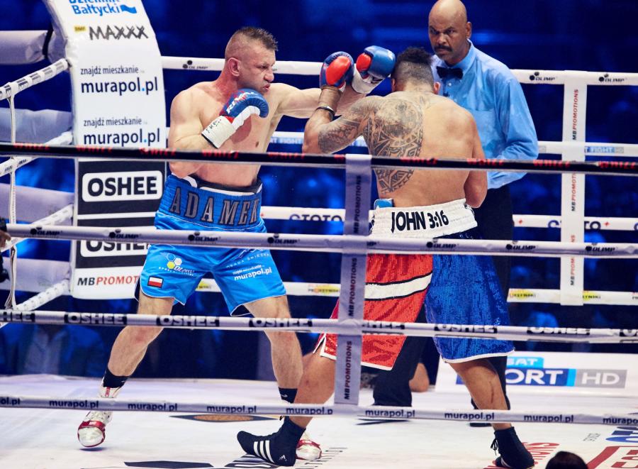 Tomasz Adamek i Solomon Haumono podczas walki wieczoru w trakcie gali bokserskiej Polsat Boxing Night