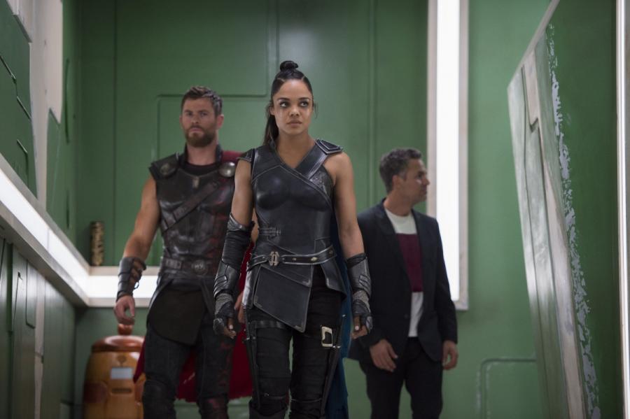 Chris Hemsworth, Tessa Thompson oraz Mark Ruffalo w filmie "Thor: Ragnarok". Polska premiera 25 października 2017 roku