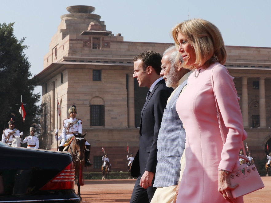 Emmanuel i Brigitte Macronowie z premierm Indii