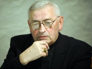 Bp Pieronek: Uszanujmy żałobę narodową