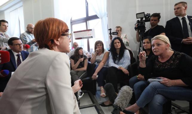 Nocna wizyta minister Rafalskiej u rodzin osób niepełnosprawnych w Sejmie. Rozmowie towarzyszyły duże emocje