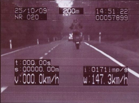 150 km/h na jednym kole przed nosem Policji