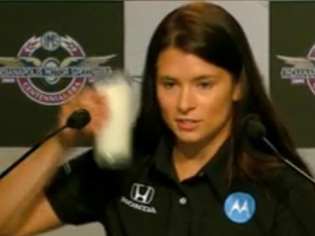 Zobacz, jak Danica Patrick pije mleko