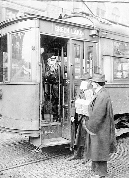 1918: Grypa w Chicago. Konduktor nie wpuszcza pasażera bez maski