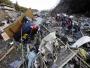 Strażacy ochotnicy szukają ofiar trzęsienia ziemi i tsunami w Rikuzentakada w prefekturze Iwate