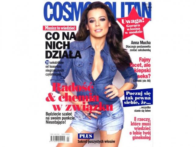 Ulubiony dżins i głęboki dekolt: Anna Mucha na okładce marcowego "Cosmopolitan"