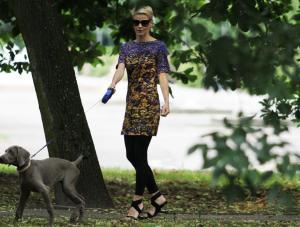 Małgorzata Kożuchowska wybrała na spacer z psem buty na bardzo oryginalnym obcasie.