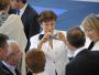 Minister do spraw solidarności i spójności społecznej Roselyne Bachelot robi zdjęcia innym dygnitarzom na trybunie honorowej