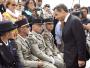 Prezydent Sarkozy rozmawia z rannym żołnierzem
