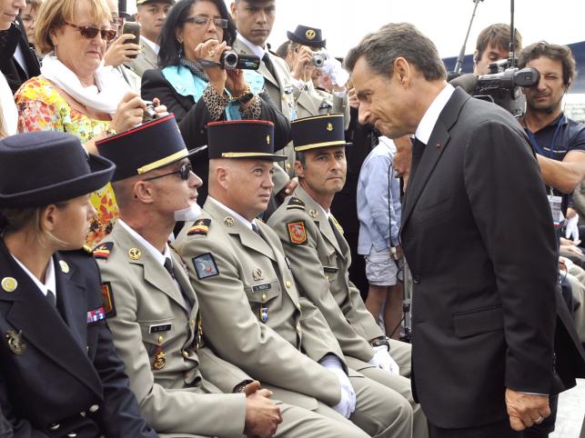 Prezydent Sarkozy rozmawia z rannym żołnierzem