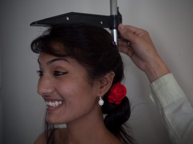 Mierzenie wzrostu jednej z kandydatek na Miss Nepalu