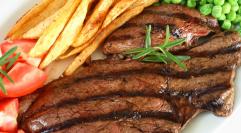 Sztuka warta opanowania: jak przygotować soczysty stek na grillu