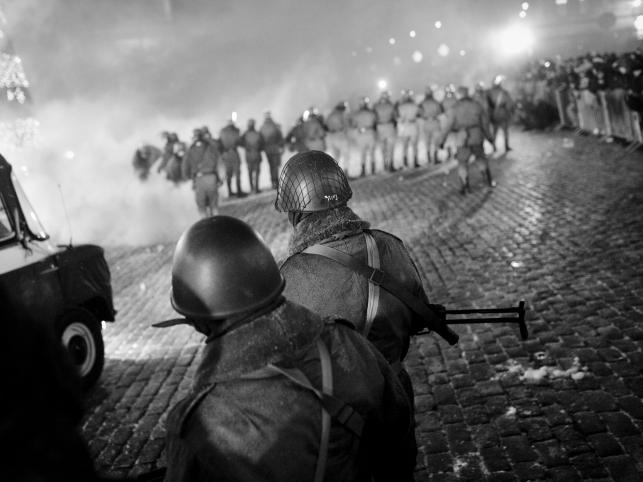 Rekonstrukcja walk z ZOMO na Placu Zamkowym