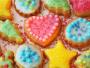 Pierniczki z lukrem, drażami i posypane kolorowym cukrem lub oblane czekoladą mogą mieć nawet 400 kcal w 100 g. Jeśli jednak zrezygnujesz z "ozdabiania" pierniczków, zdecydowanie obniżysz ich kaloryczność. Do ich przygotowania wykorzystaj mąkę żytnią razową (a nie zwykłą pszenną) oraz cukier brzozowy lub fruktozę (zamiast białego cukru, czyli sacharozy).