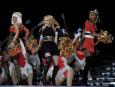 Madonna oraz Nicki Minaj i M.I.A, które w kostiumach cheerleaderek pojawiły się na scenie