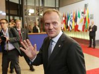Tusk musiał się ewakuować ze szczytu przez pilotów?