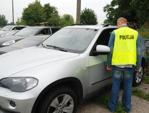 Policja wykryła dziuplę pełną kradzionych samochodów