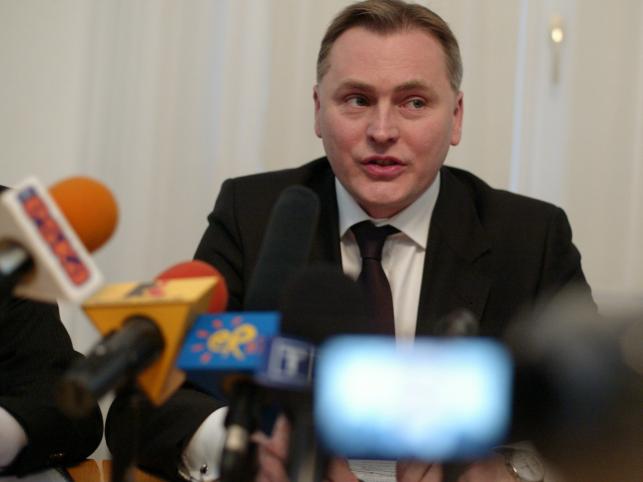 Oblał egzaminy, a nadal jest dyrektorem