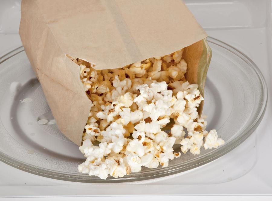 Mała paczka popcornu (12 g) – 62 kcal
