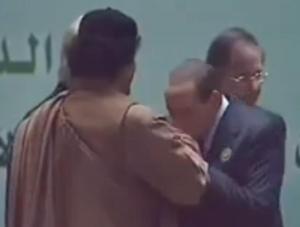 Tak Berlusconi całuje w rękę... Kadafiego