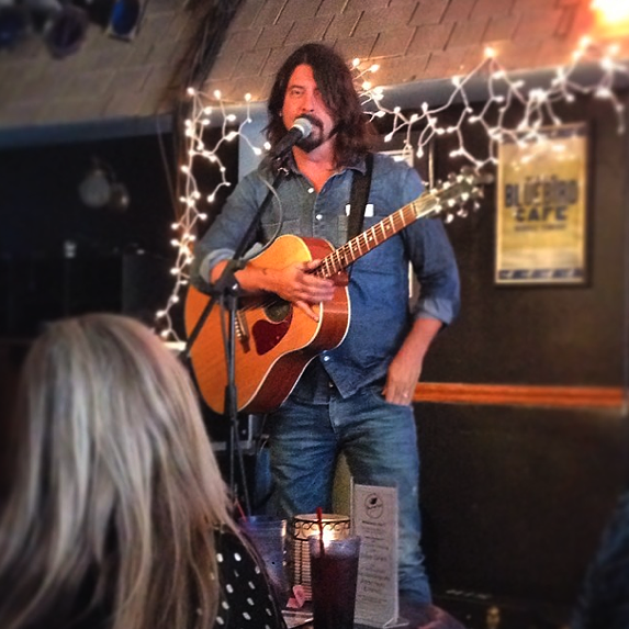 Foo Fighters na scenie kawiarni Bluebird