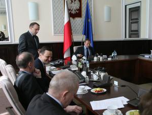 Ministrowie z PO także monitorują media