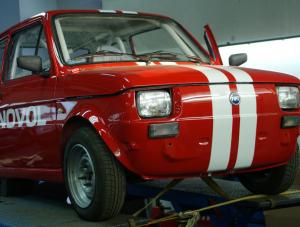 Szaleństwo! Maluch z Polski wyzywa Ferrari