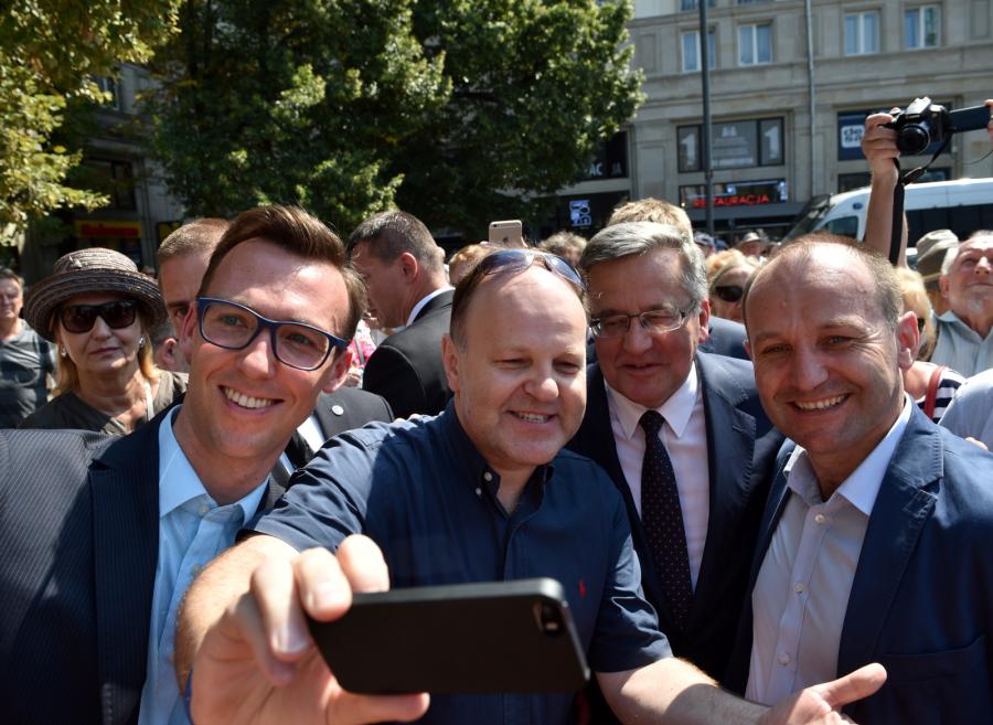 Prezydent Bronisław Komorowski pozuje do wspólnego zdjęcia z dziennikarzem, publicystą, ks. Kazimierzem Sową