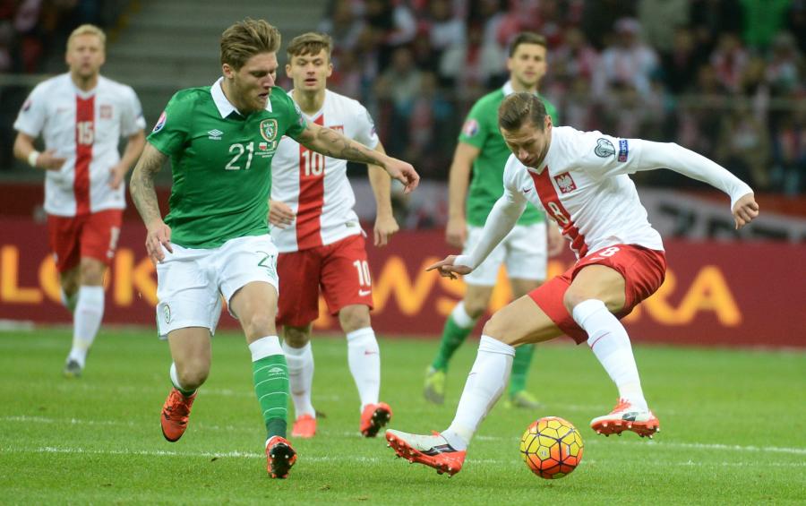 Grzegorz Krychowiak (P) i Jeff Hendrick (L) z Irlandii w meczu grupy D eliminacji piłkarskich mistrzostw Europy 2016