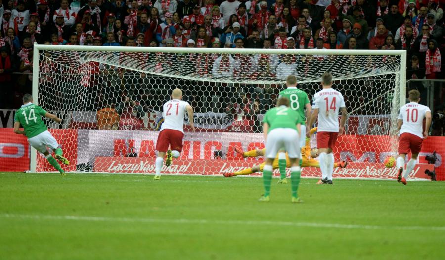 Irlandczyk Jon Walters zdobywa bramkę z rzutu karnego podczas meczu z Polską w grupie D eliminacji piłkarskich mistrzostw Europy 2016