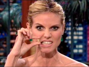 Heidi Klum pokazała w telewizji swoje żółte zęby