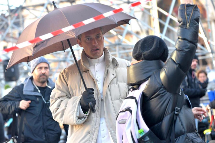 Jude Law papieżem na planie serialu "The young pope"