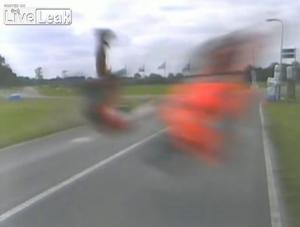 Wjechał w kamerę z prędkością 220 km/h