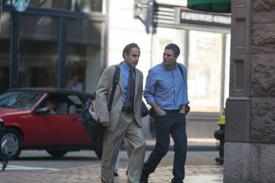 Stanley Tucci i Mark Ruffalo w filmie "Spotlight"