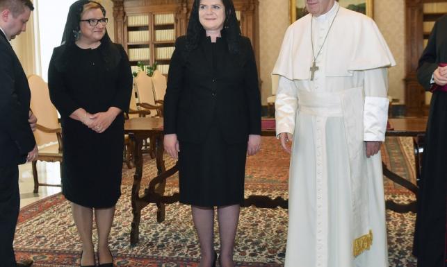 Papież puszcza kolorowego gołąbka pokoju na polski rząd