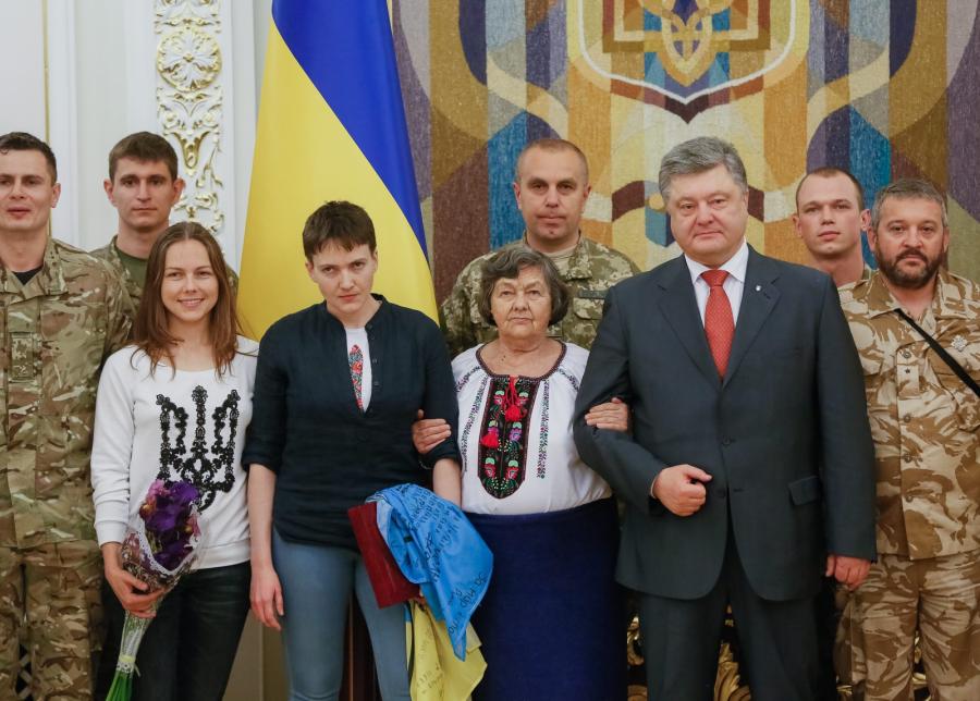 Nadia Sawczenko z siostrą Wierą i matką Marią, oraz prezydent Petro Poroszenko