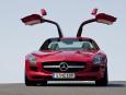 LS AMG idealnie opisują liczby… 571 KM i 650 Nm produkuje widlasty, ośmiocylindrowy silnik o pojemności 6,3 l