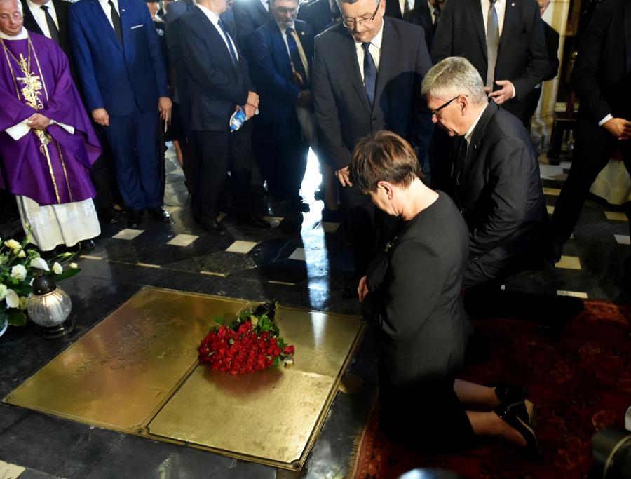 Premier Beata Szydło (2P) oraz marszałek Senatu Stanisław Karczewski (P) podczas uroczystości w katedrze