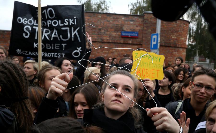 Czarny protest przed siedzibą PiS