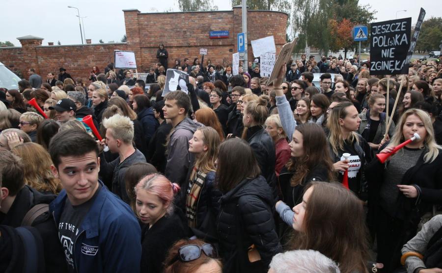 Czarny protest przed siedzibą PiS
