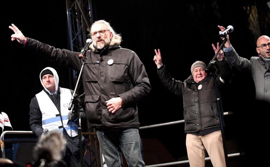 Lider KOD Mateusz Kijowski (L) i wiceprzewodniczący zarządu głównego KOD Radomir Szumełda (P) podczas marszu Komitetu Obrony Demokracji "Stop Dewastacji Polski!"