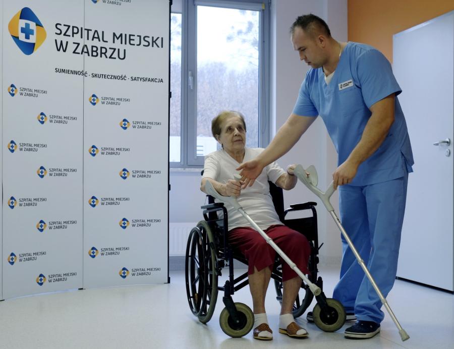 TYTANOWY IMPLANT STAWU BIODROWEGO DLA 78-LATKI